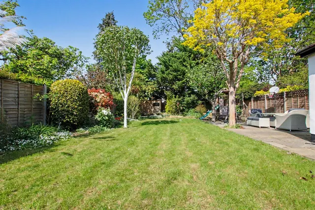 Squirrels Way, Epsom, KT18, photo 2