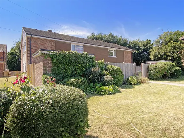 Arun Close, Rustington, photo 1