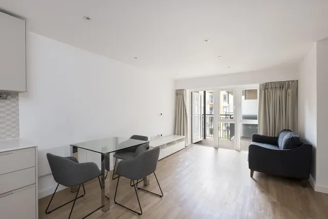 Caversham Road, London, NW9, photo 3