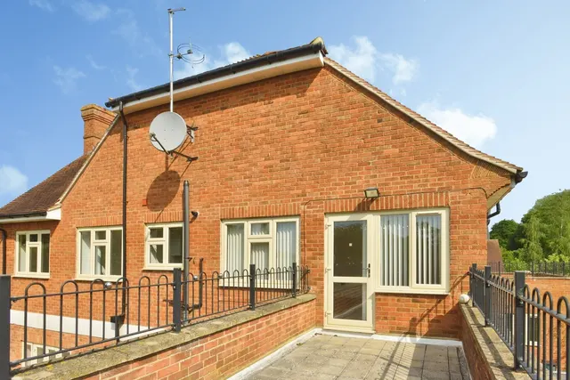 Photo 2 — Wreschner Close, Deanshanger, Buckinghamshire, MK19