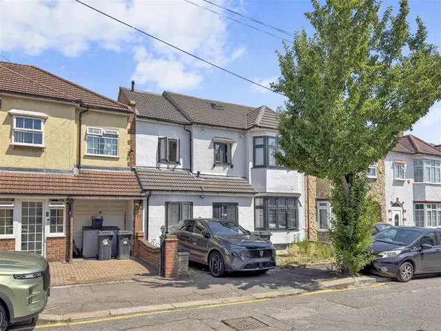 Crownfield Avenue, Ilford, IG2, photo 1