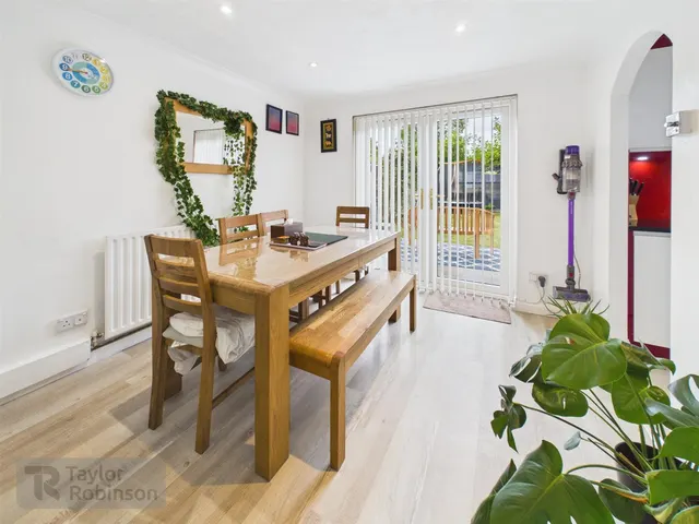 Somerville Drive, Pound Hill, RH10, photo 3