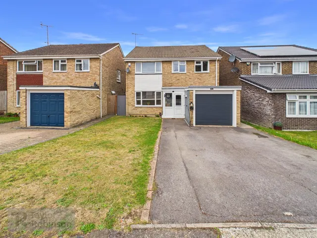 Somerville Drive, Pound Hill, RH10, photo 1