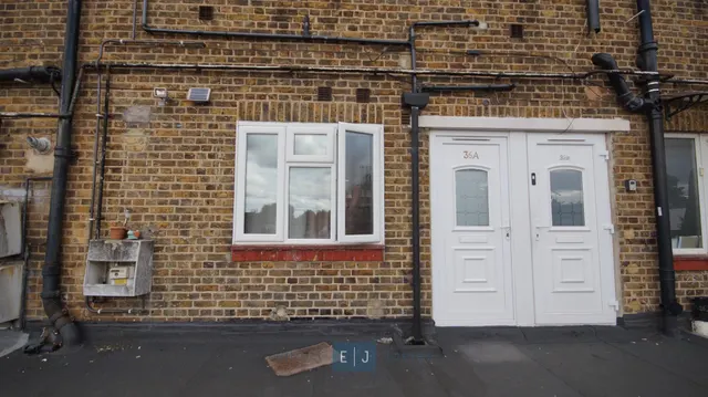 1 bedroom flat — Old Church Road, London