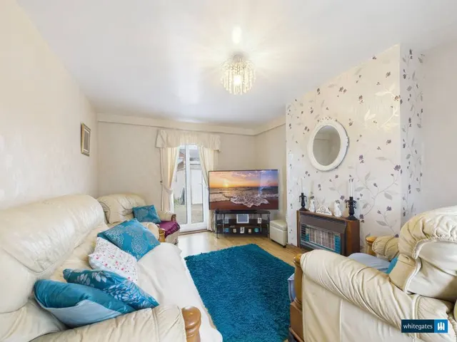 Ffordd Maelor, Wrexham, LL12, photo 3