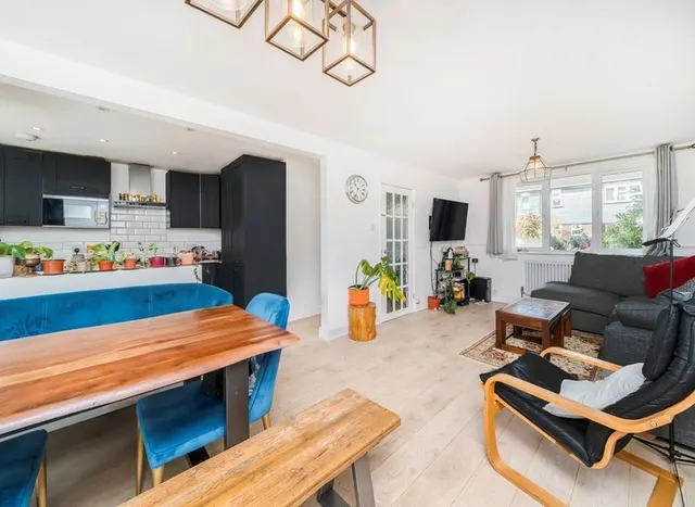 Photo 3 — Stellman Close, Clapton, E5