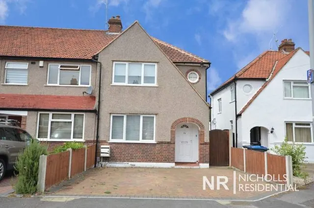 Hartfield Road, Chessington, KT9, photo 1