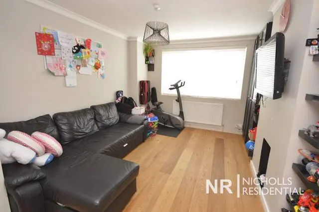 Hartfield Road, Chessington, KT9, photo 3