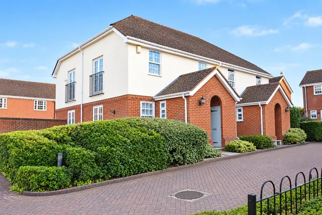 Calcott Park, Yateley, GU46, photo 1
