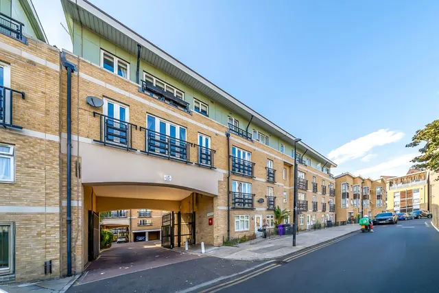 Photo 3 — Broomfield Street, E14