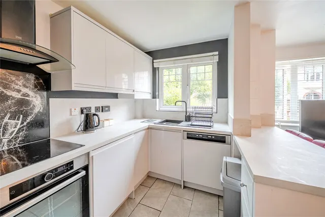 Photo 3 — Springfield Gardens, West Wickham, BR4