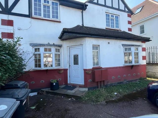 Tudor Gardens, London, NW9, photo 1