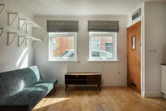 Clarence Mews, Clapton, E5, photo 1