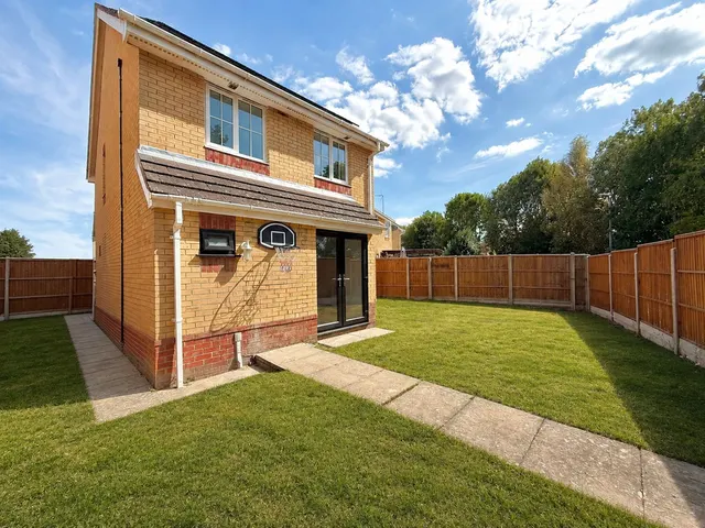 Farriers Way, Houghton Regis LU5 5FF, photo 1