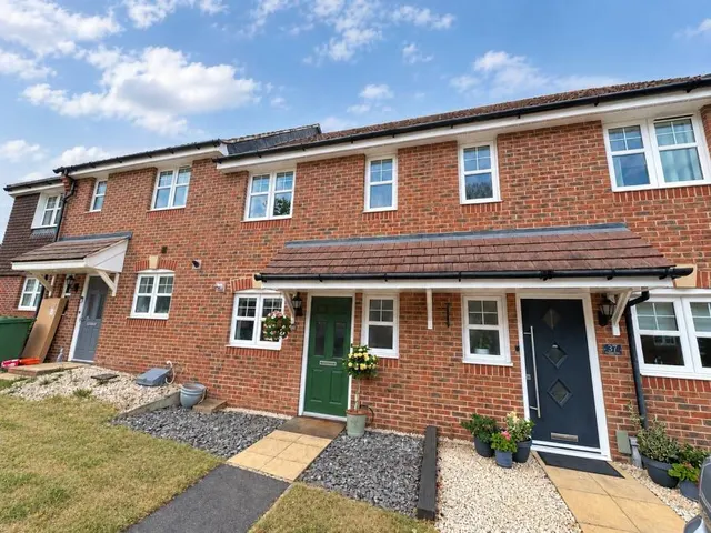 Gomer Road, Bagshot, GU19, photo 1