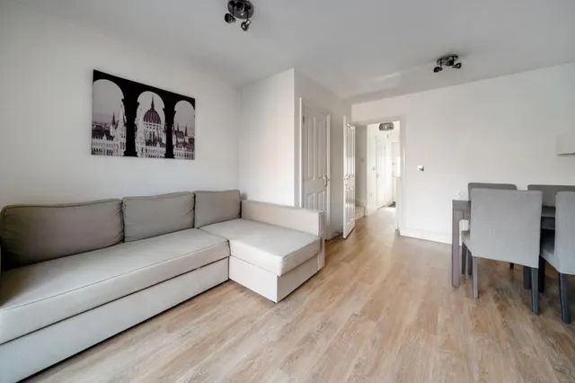 Gomer Road, Bagshot, GU19, photo 3