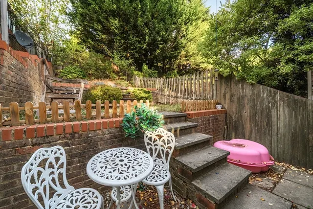 Irvine Place, Virginia Water, GU25, photo 1