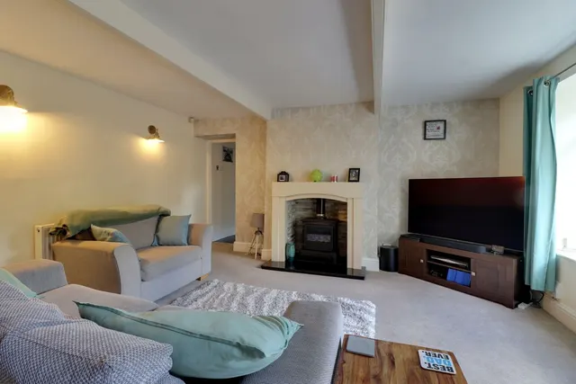 Meltham Road, Netherton, HD4, photo 1