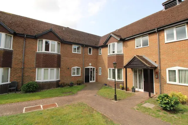 Ferndale Court, Thatcham, RG19, photo 1