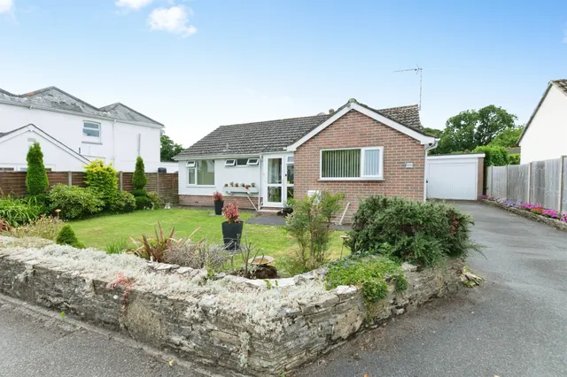 Dunedin Drive, Ferndown, photo 1