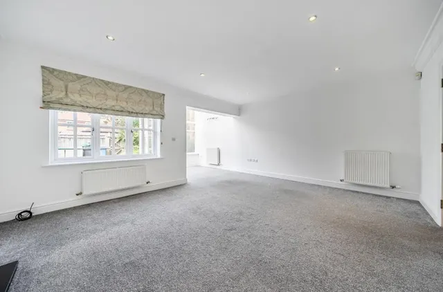 Oakwood Court, Hartley Wintney, RG27, photo 3