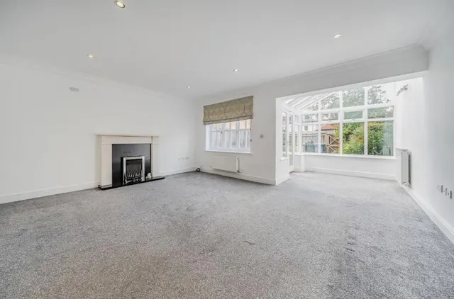 Oakwood Court, Hartley Wintney, RG27, photo 2