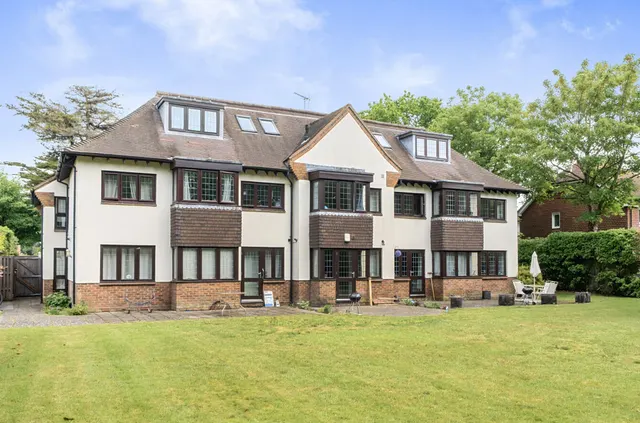 Fishbourne Road East, PO19, photo 1