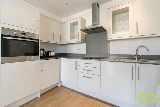 1 Buckingham Gardens, Slough, SL1 1AY, photo 1