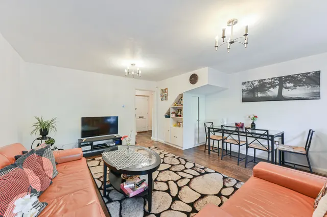 Mitcham, CR4, photo 2