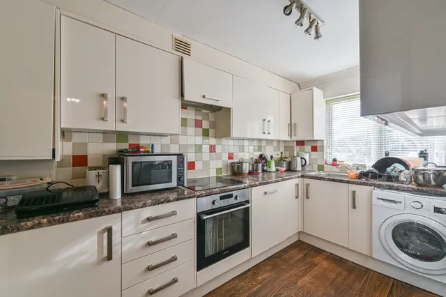 Mitcham, CR4, photo 3