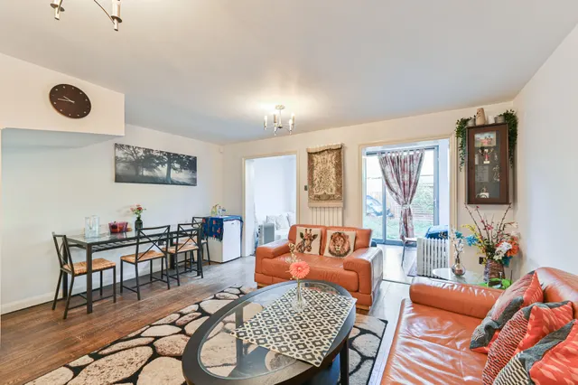 Mitcham, CR4, photo 1