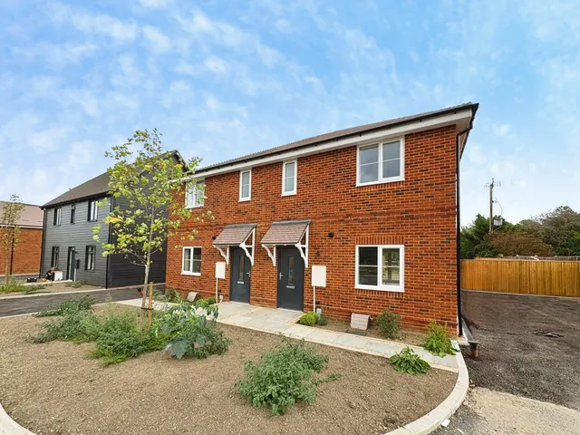 Turnpike Close, Runfold, Farnham, Hampshire, GU10 1FX, photo 1