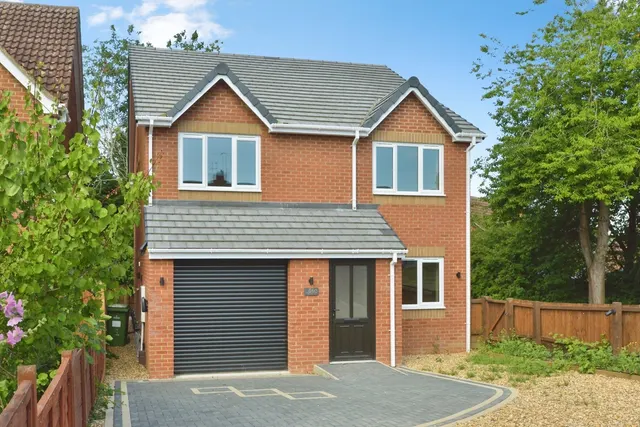 Photo 3 — Bradwell Road, Bradville, Milton Keynes, Buckinghamshire, MK13