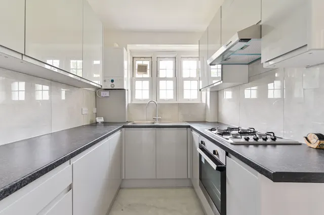Photo 3 — 13 Dungeness House, York Road, London