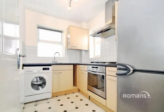 Morton Close, Uxbridge, UB8, photo 3