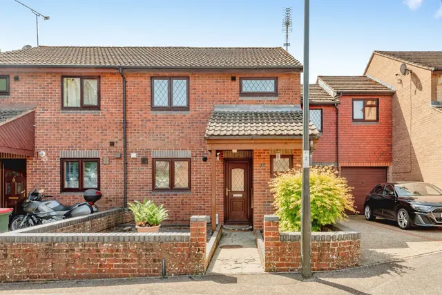 Falmer Close, CRAWLEY, photo 1