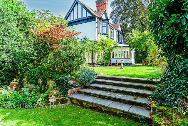 Burleigh Road, Ascot, photo 1