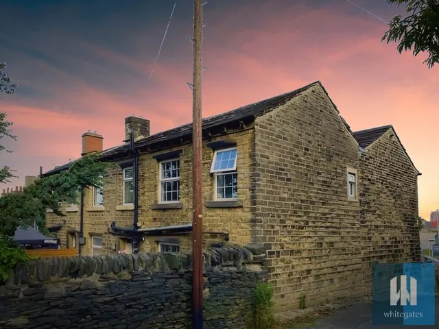 Blackmoorfoot Road, Crosland Moor, HD4, photo 1
