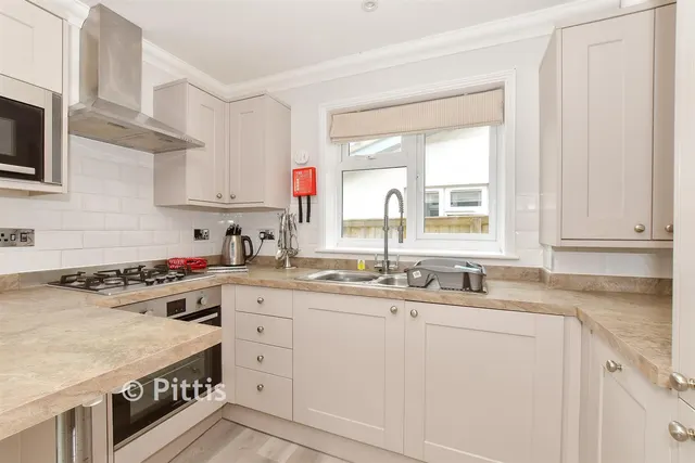 Fort Warden Road, Totland Bay, PO39, photo 2
