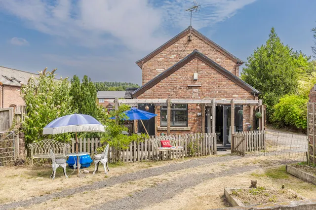 Oakmere Barns Farm Road, Northwich, photo 2