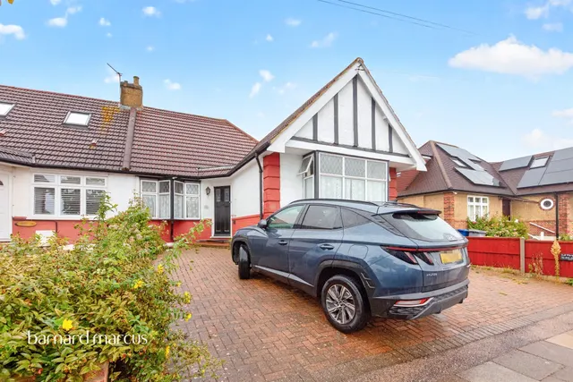 Milton Avenue, Barnet, photo 1