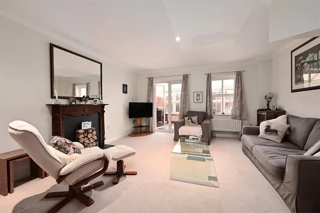 Photo 2 — Dean Close, Ash, Guildford, Surrey, GU12 6BU