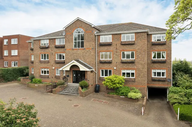 Oatlands Drive, Weybridge, KT13, photo 1
