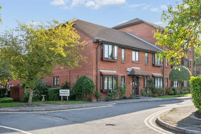 High Street, Bushey, WD23, photo 1
