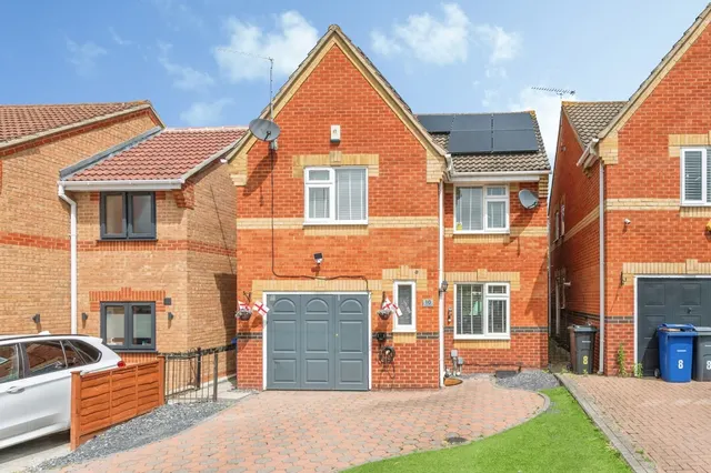 Photo 2 — Douglas Close, GRAYS, Essex, RM16