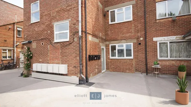 High Street, Barkingside, Ilford, photo 1