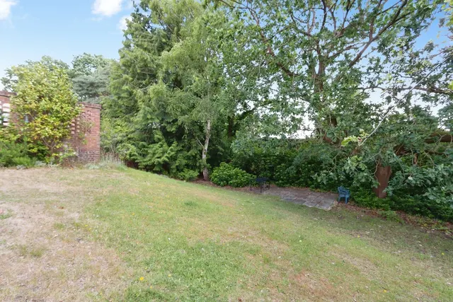 The Avenue, Lightwater, GU18, photo 2