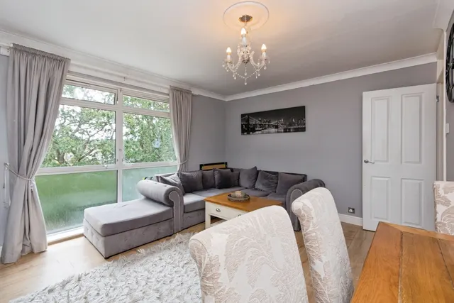 The Avenue, Lightwater, GU18, photo 3