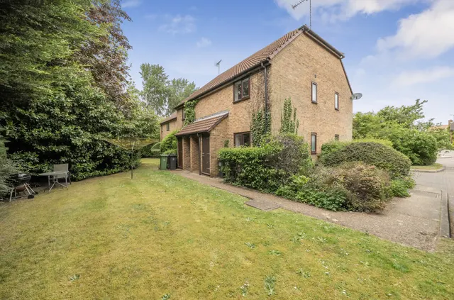 Burdock Close, Lightwater, Surrey, GU18 5YP, photo 1