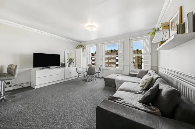 Belsize Grove, London NW3 4UP, photo 1